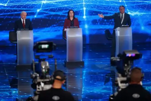 El presidente brasileño Jair Bolsonaro y su principal rival, el exmandatario Luiz Inácio Lula da Silva participaron en un debate televisivo en São Paulo (Brasil). Foto: EFE