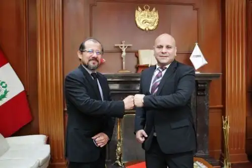 El director de la OIT para los Países Andinos, Ítalo Cardona, dialogó con el ministro Alejandro Salas. ANDINA/Ministerio de Trabajo.