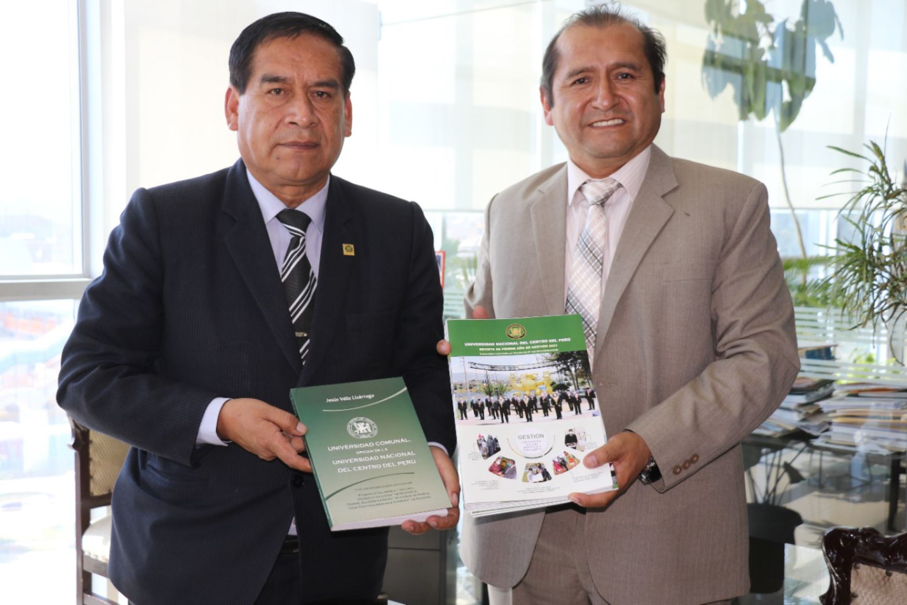 El acuerdo fue firmado por el rector de la Universidad Nacional del Centro del Perú, Amador Vilcatoma, y el presidente de la Comisión Organizadora de la Universidad Nacional José María Arguedas,  Ruggerths de la Cruz.