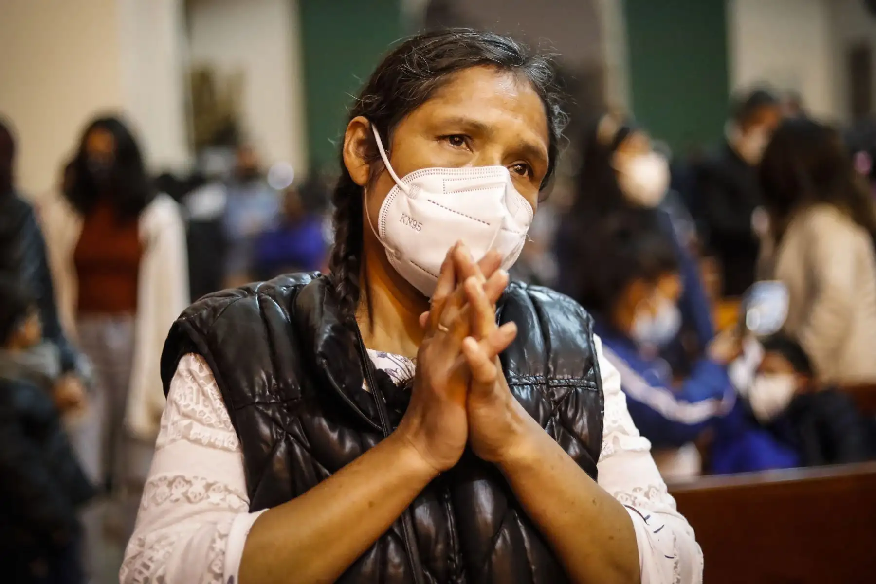Una devota de Santa Rosa de Lima escucha la misa nocturna en la Basílica Santuario Santa Rosa de Lima. Foto: ANDINA/Renato Pajuelo