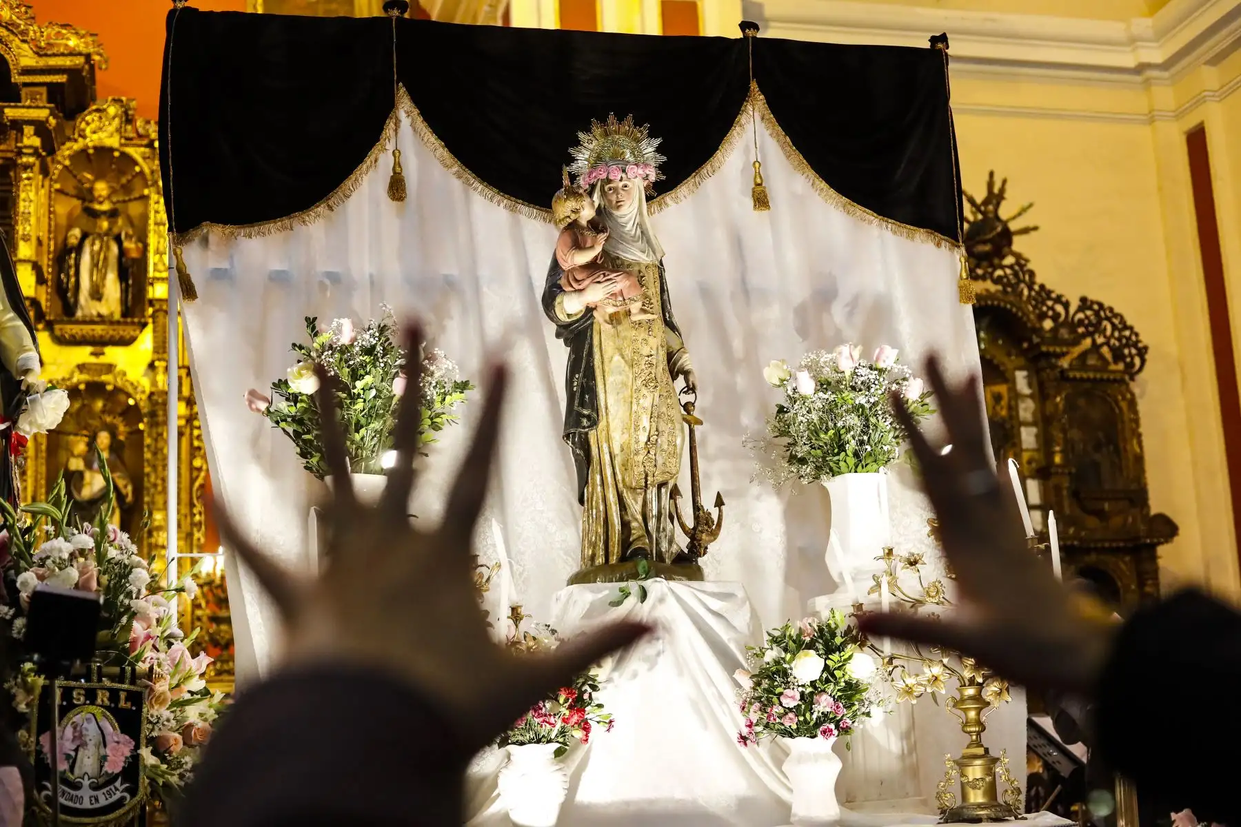 Fieles realizan sus plegarias a Santa Rosa de Lima después de la misa nocturna. Foto: ANDINA/Renato Pajuelo