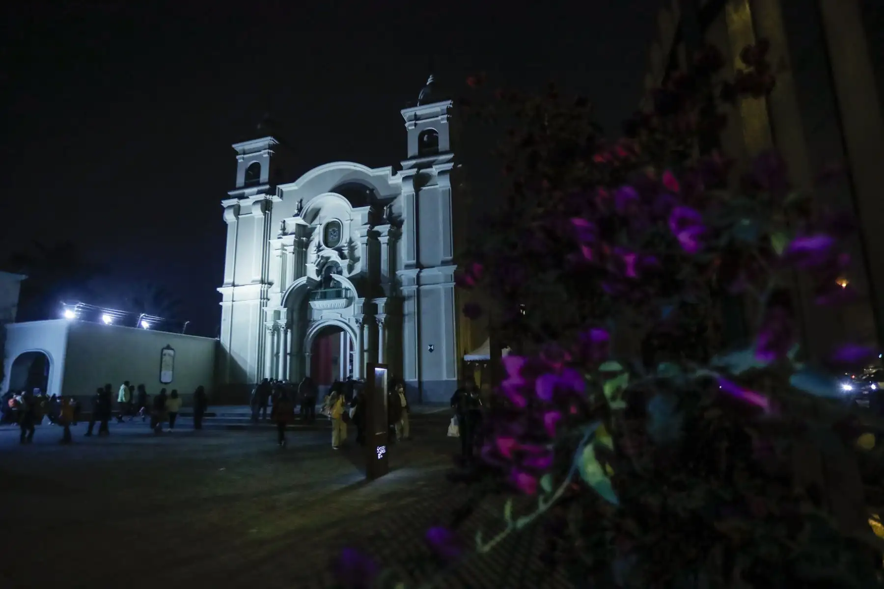 Vista general de la Basílica Santuario Santa Rosa de Lima, en la avenida Tacna. Foto: ANDINA/Renato Pajuelo