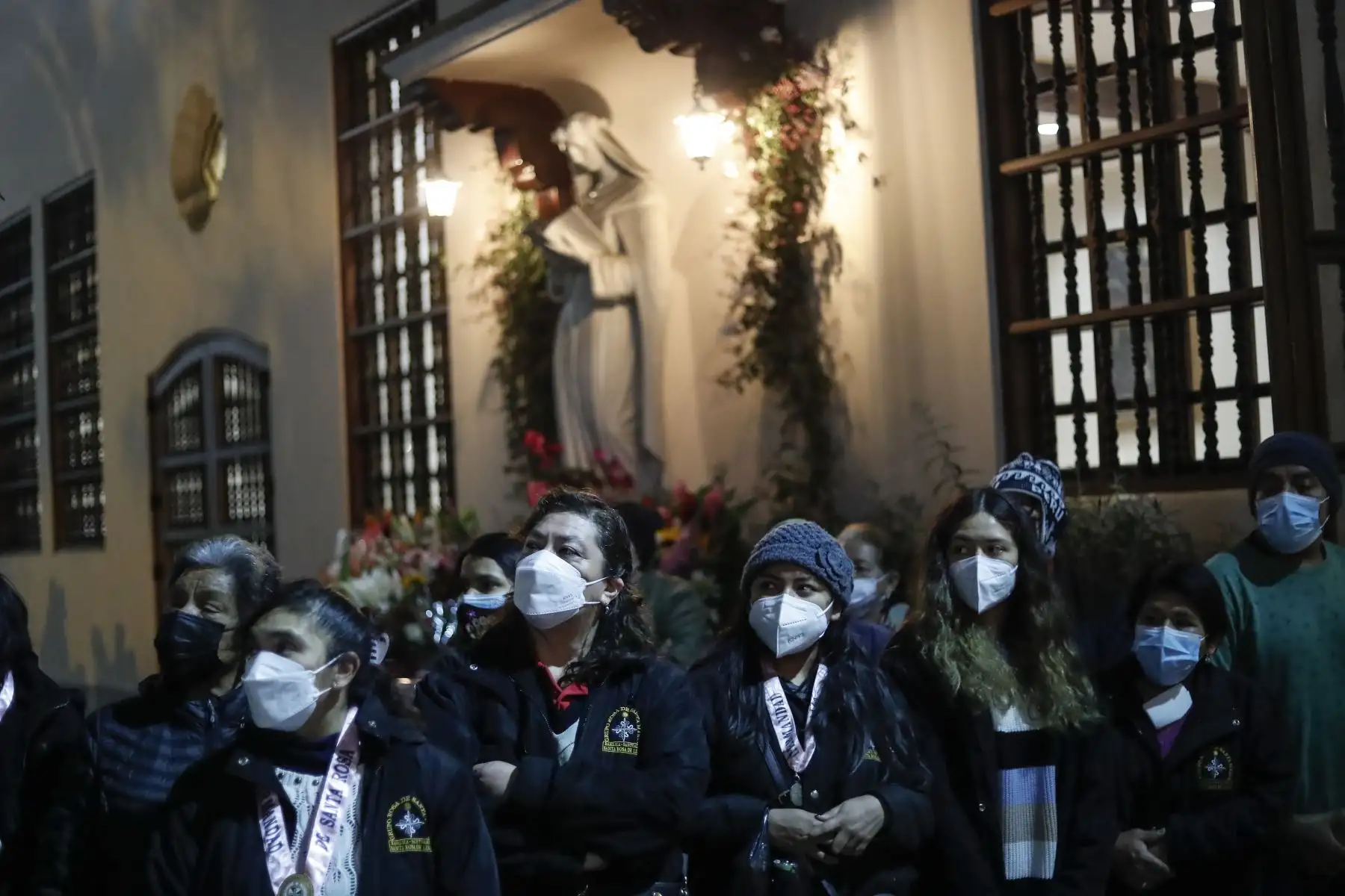 Decenas de fieles acudieron a la Basílica Santuario Santa Rosa de Lima y acompañaron el breve recorrido de la procesión. Foto: ANDINA/Renato Pajuelo