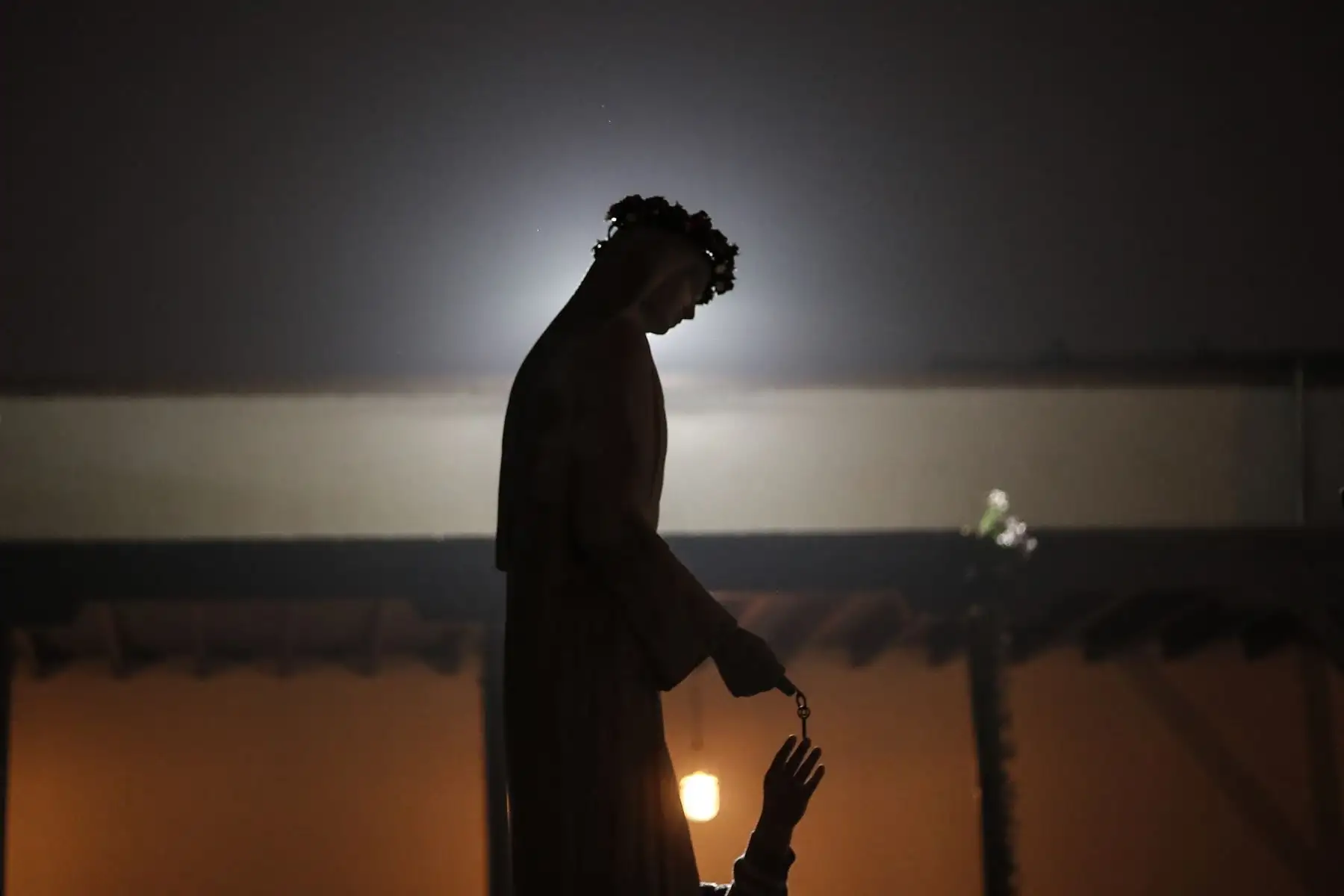 Una devota coge la llave de Santa Rosa de Lima en el Santuario que se ubica en la avenida Tacna, en Lima. Foto: ANDINA/Renato Pajuelo
