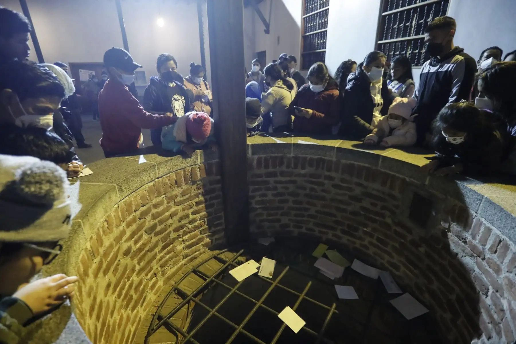Decenas de personas arrojan sus cartas al pozo de los deseos en el Santuario de Santa Rosa de Lima, ubicado en la avenida Tacna. Foto: ANDINA/Renato Pajuelo