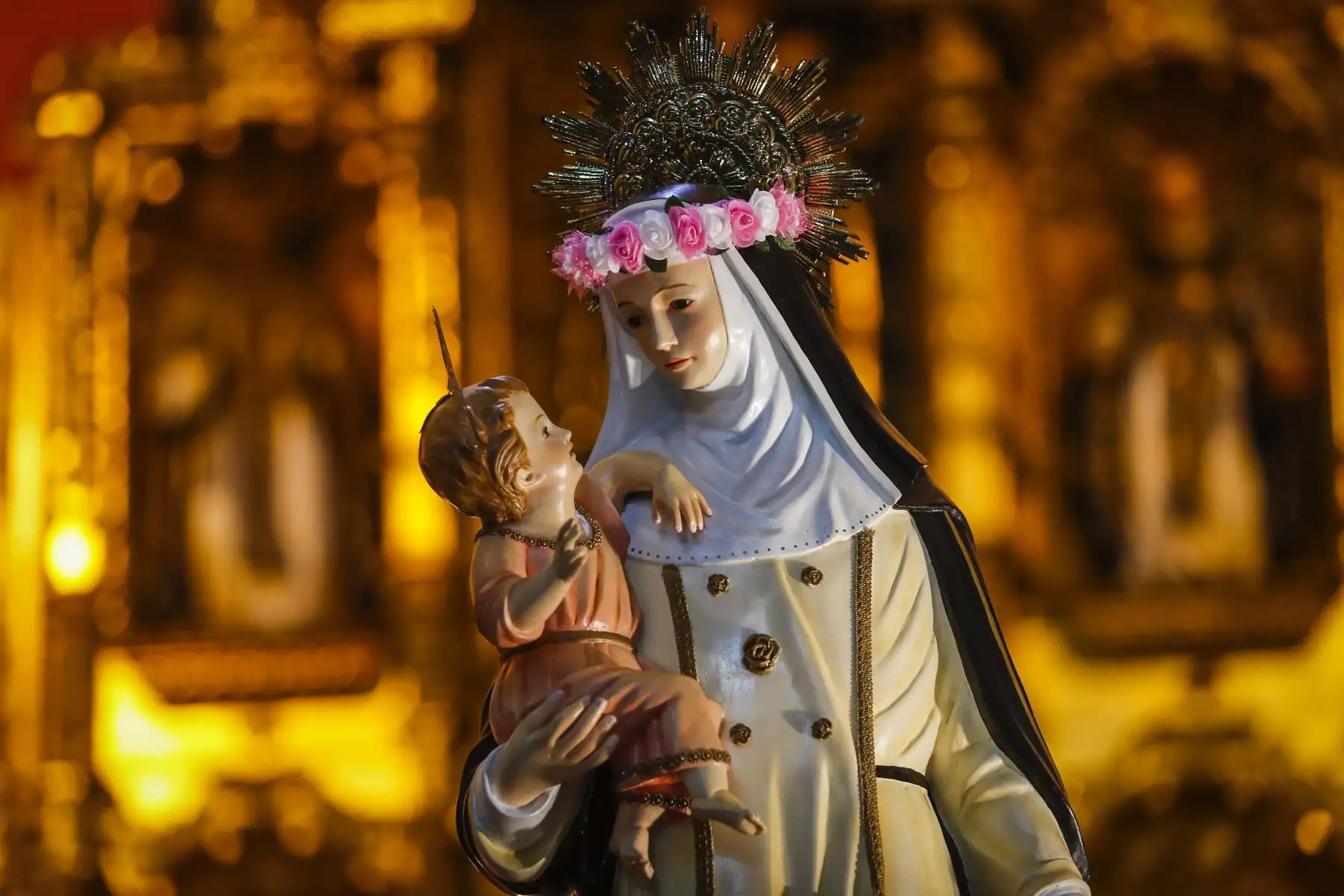 Isabel Flores de Oliva, que por su belleza recibió popularmente el nombre de Rosa, nació en Lima en 1586. Sus padres se esforzaron en brindarle una seria educación humana, además de proporcionarle una sólida formación en la fe.
Foto: ANDINA/Renato Pajuelo