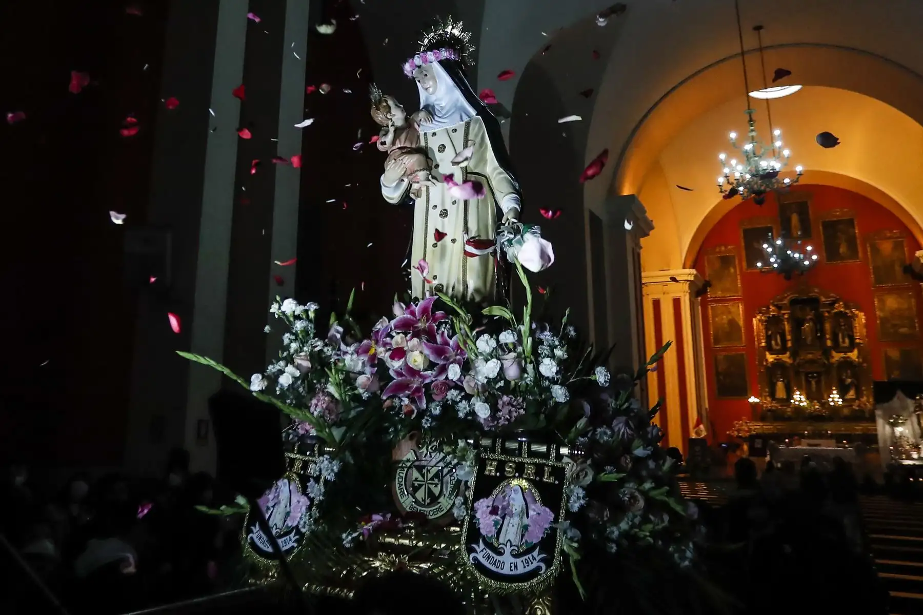 El anda de Santa Rosa de Lima abandonó la iglesia y realizó un breve recorrido por el recinto. Foto: ANDINA/Renato Pajuelo