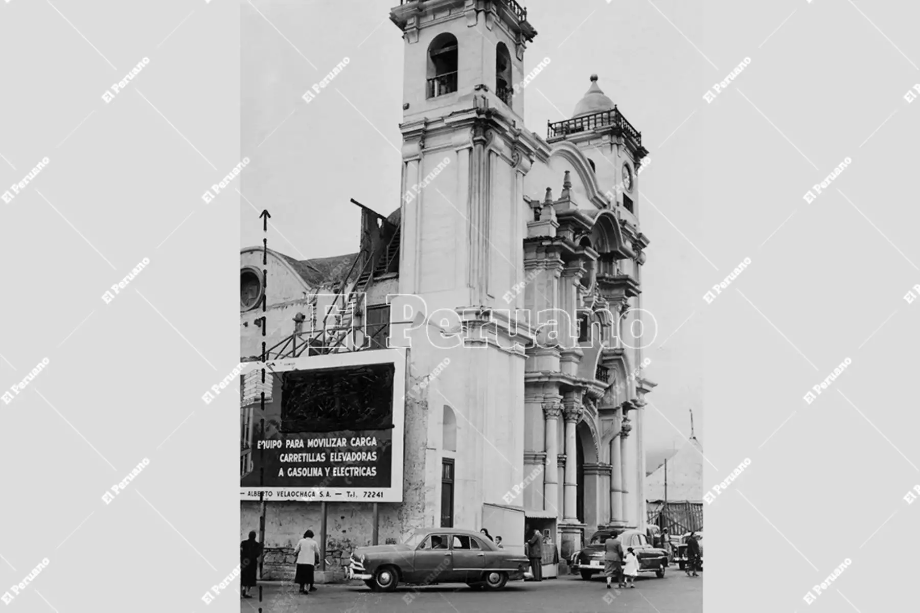 Lima - 26 agosto 1957 / Una fotografía de La Crónica marca el corte de ocho metros que se dio a la famosa fachada de la Iglesia de Santa Rosa de los Padres para nivelarla con la avenida Tacna y su ingreso en línea recta con el puente Santa Rosa. Foto: Archivo Histórico de El Peruano