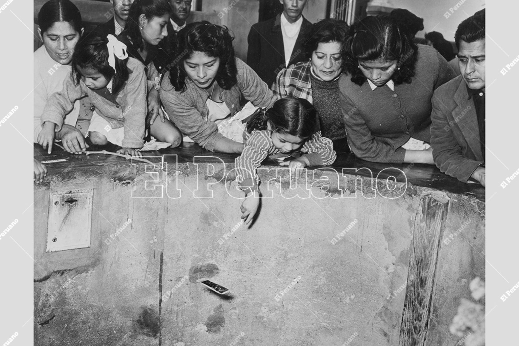 Lima - 29 agosto 1957 / Una niña arroja su carta al pozo de los deseos en el convento de Santa Rosa de Lima. Foto: Archivo Histórico de El Peruano