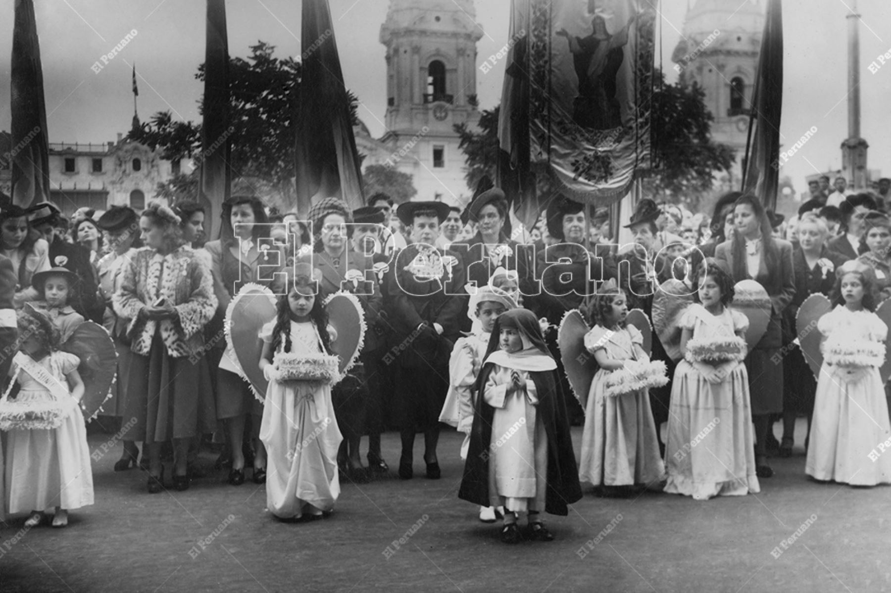 Lima - 30 agosto 1949 / Devotos y niños  en la procesión de Santa Rosa de Lima. Foto: Archivo Histórico de El Peruano