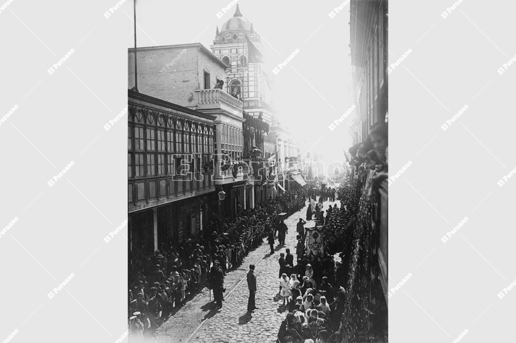 Lima - 30 agosto 1890 / Procesión de Santa Rosa de Lima en la calle Plateros de San Agustin
(primera cuadra del jirón Ica). Foto: Archivo Histórico de El Peruano