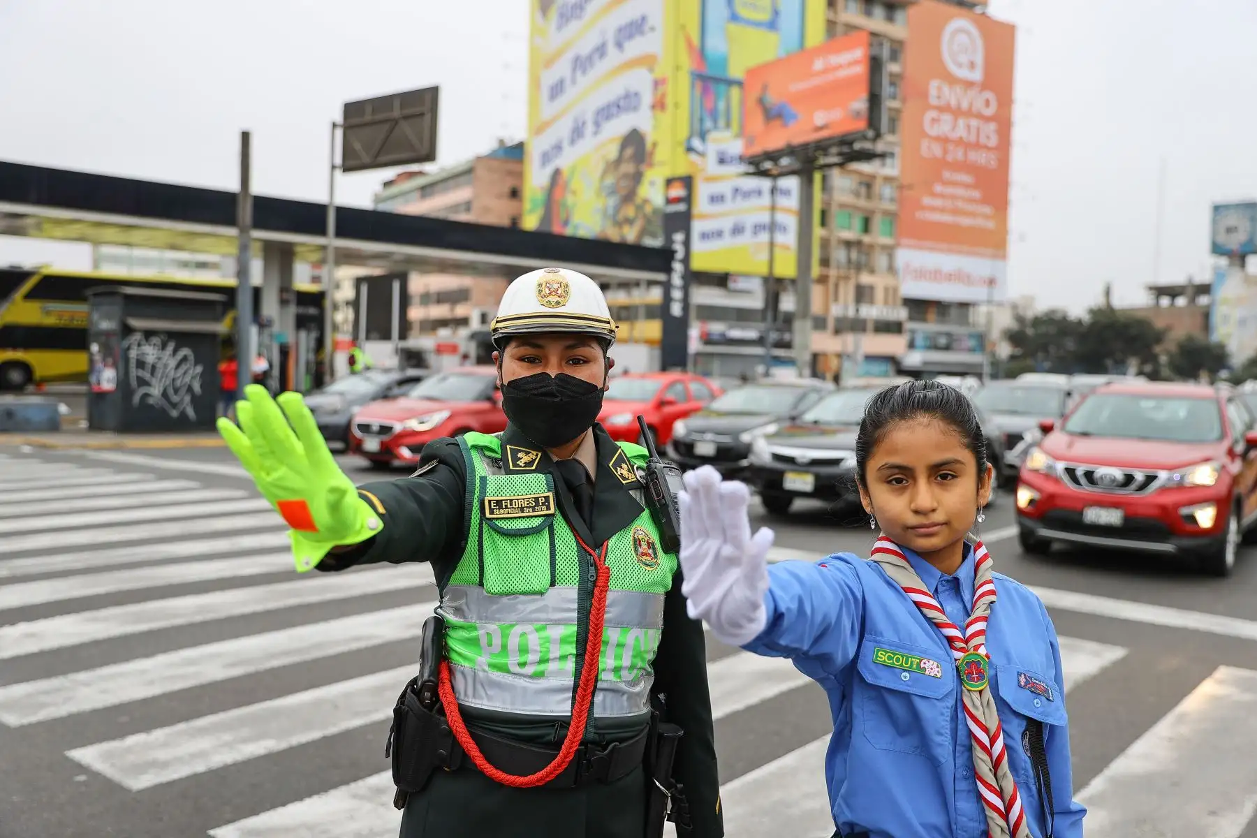 Alex Guerra Casana, jefe Scout Nacional, dijo que los más de 200 scouts que dirigen el tránsito han sido debidamente capacitados por efectivos de la PNP, en sesiones teóricas y prácticas, realizadas durante dos fines de semana, después de lo cual fueron evaluados y seleccionados para realizar esta tarea. Foto: ANDINA/ Andrés Valle