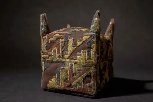 El sitio arqueológico del Castillo de Huarmey, ubicado en la costera región peruana de Áncash, volvió a asombrar a los arqueólogos tras el hallazgo de una galería mortuoria con siete tumbas de artesanos de élite de la cultura Wari, el primer gran imperio de Sudamérica que dominó los Andes casi 1,000 años antes que los incas. Foto: Efe.