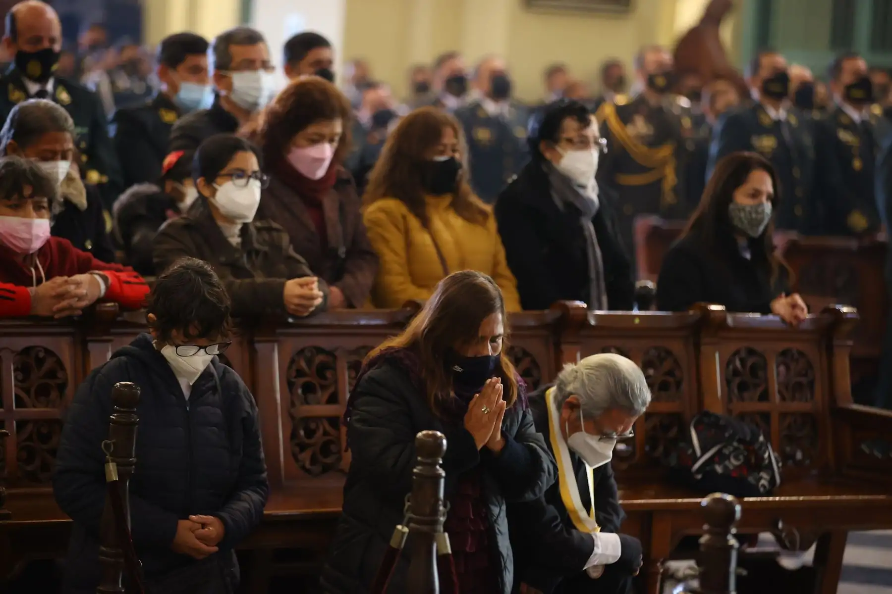 devotos asisten a la misa en homenaje a Santa Rosa de Lima, en la Catedral de Lima.Foto: ANDINA/Andrés Valle
