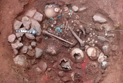 Un equipo de arqueólogos descubrió la tumba de un líder religioso del antiguo Perú, bautizado como el "sacerdote de los pututos", cuya osamenta data de hace 3,000 años, en el sitio arqueológico de Pacopampa, ubicado en el distrito de Querocoto, provincia de Chota, región Cajamarca.