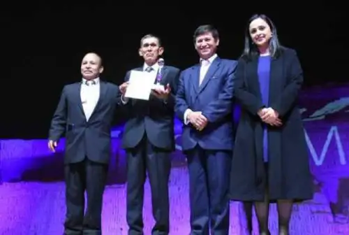 Máximo Morote, ingeniero e investigador del Instituto Nacional de Innovación Agraria (INIA) fue condecorado con los Premios Summun a la “Mejor investigación agrícola”, debido a su contribución con la seguridad alimentaria al generar la variedad de papa INIA 316 Roja Ayacuchana con alto valor genético.