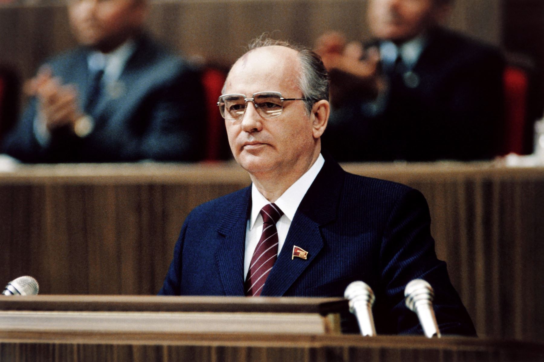 Mikhail Gorbachev , Secretario General del Partido Comunista de la Unión Soviética PCUS, habla durante una reunión dedicada al 40º aniversario de la victoria del pueblo soviético en la guerra de 1941-45, el 8 de mayo de 1985 en el Palacio del kremlin de Congresos, Moscú.
Foto: AFP