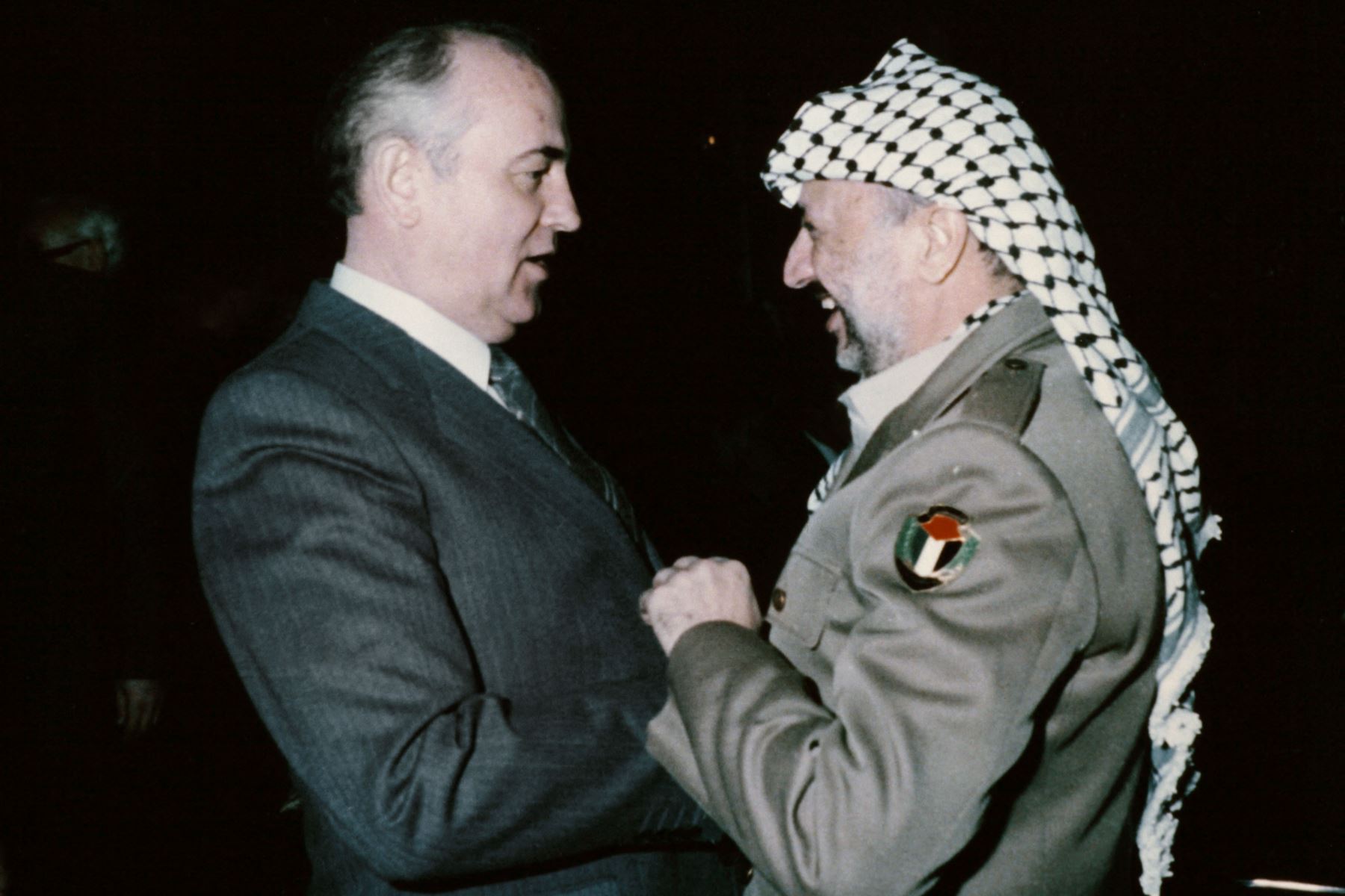 Mikhail Gorbachev, Secretario General del Comité Central del PCUS, se da la mano con Yasser Arafat, Presidente de la Organización para la Liberación de Palestina (OLP), en Berlín Oriental el 17 de abril de 1986 durante el 11º Congreso del Partido de Unidad Socialista de Alemania Oriental.
Foto: AFP