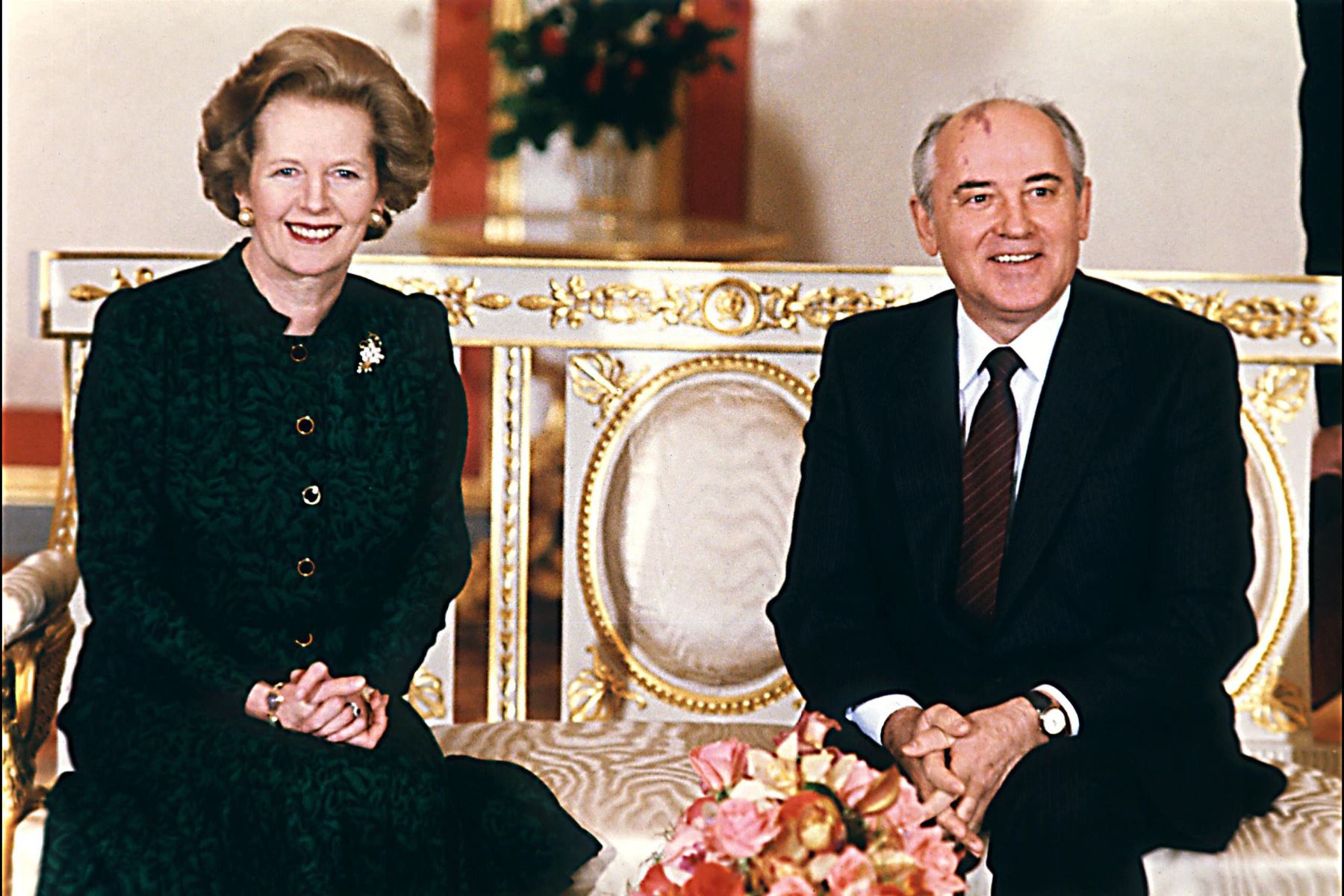 La primera ministra británica Margaret Thatcher , en imagen  del 30 de marzo de 1987 con el líder soviético Mikhail Gorbachev al comienzo de las conversaciones en el Kremlin en Moscú.
Foto: AFP