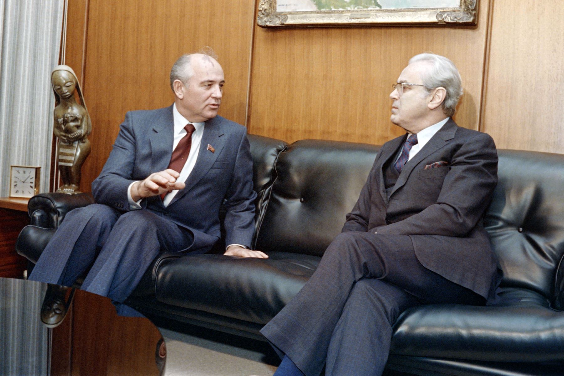 El líder soviético Mikhail Gorbachev se reúne con el Secretario General de la ONU, Javier Pérez de Cuéllar, el 7 de diciembre de 1988 en la sede de las Naciones Unidas en Nueva York. 
Foto: AFP