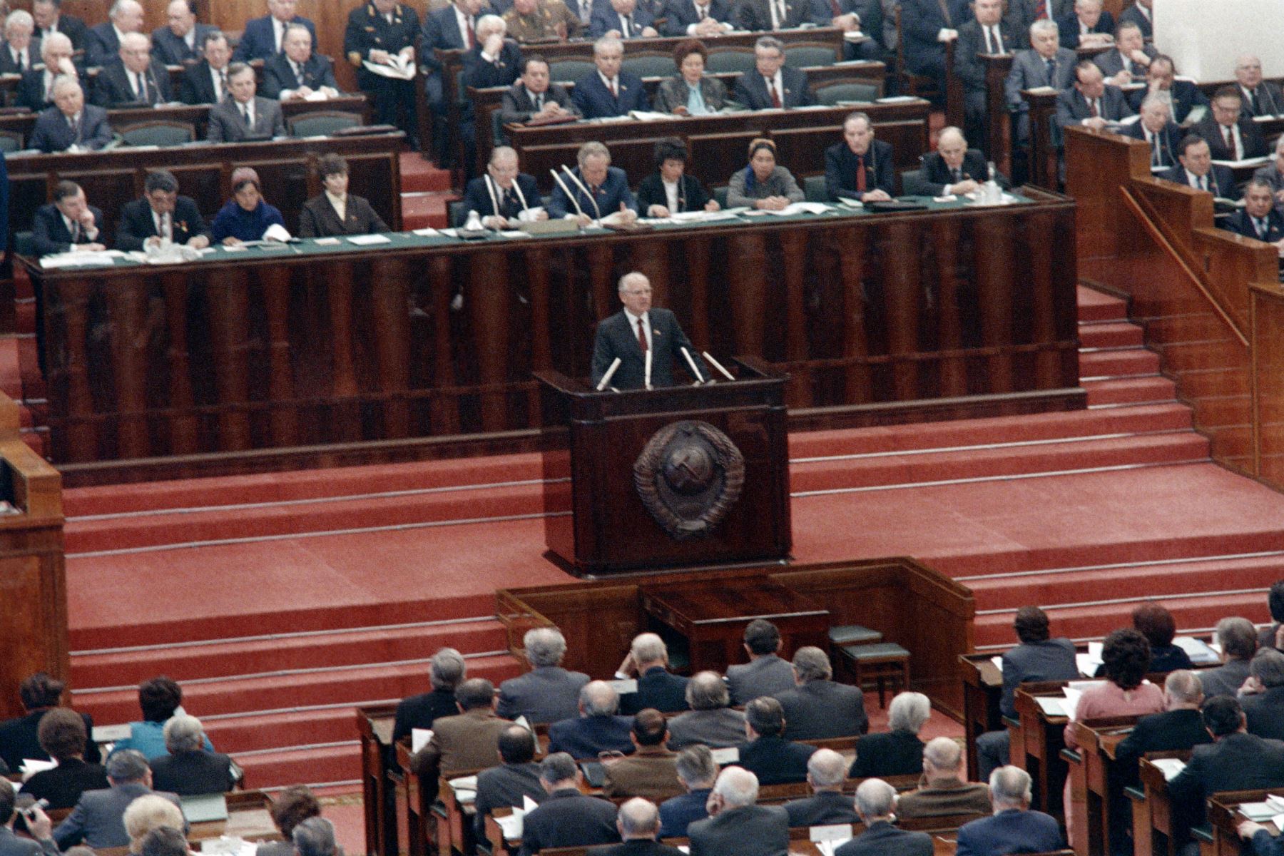 El líder soviético Mikhail Gorbachev pronuncia un discurso el 29 de noviembre de 1988 en Moscú en la sesión inaugural del Soviet Supremo en el Kremlin de Moscú. 
Foto: AFP
