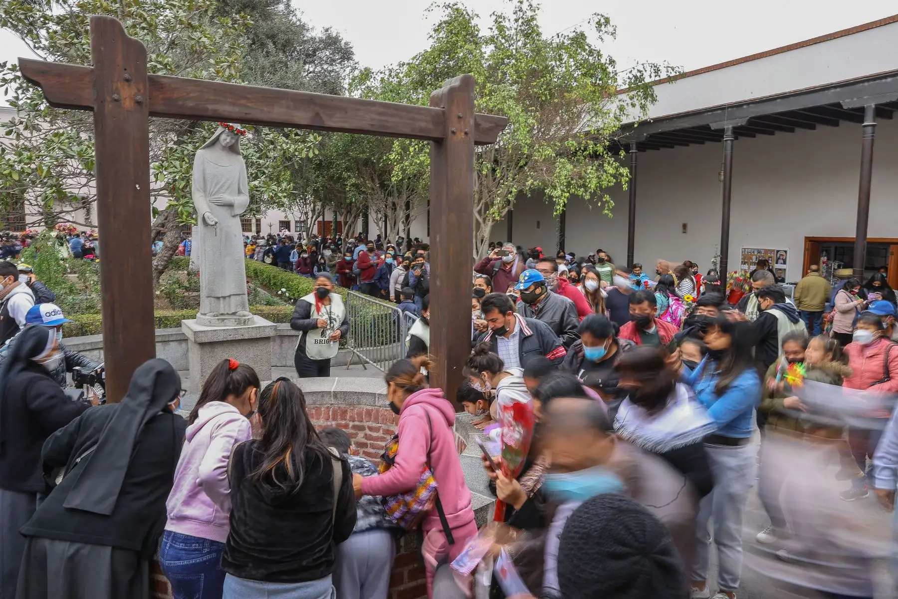 Cada 30 de agosto se conmemora el Día de Santa Rosa de Lima, y miles de devotos acuden desde tempranas horas al santuario de la santa limeña, ubicado en la avenida Tacna.
Foto: ANDINA/Andrés Valle