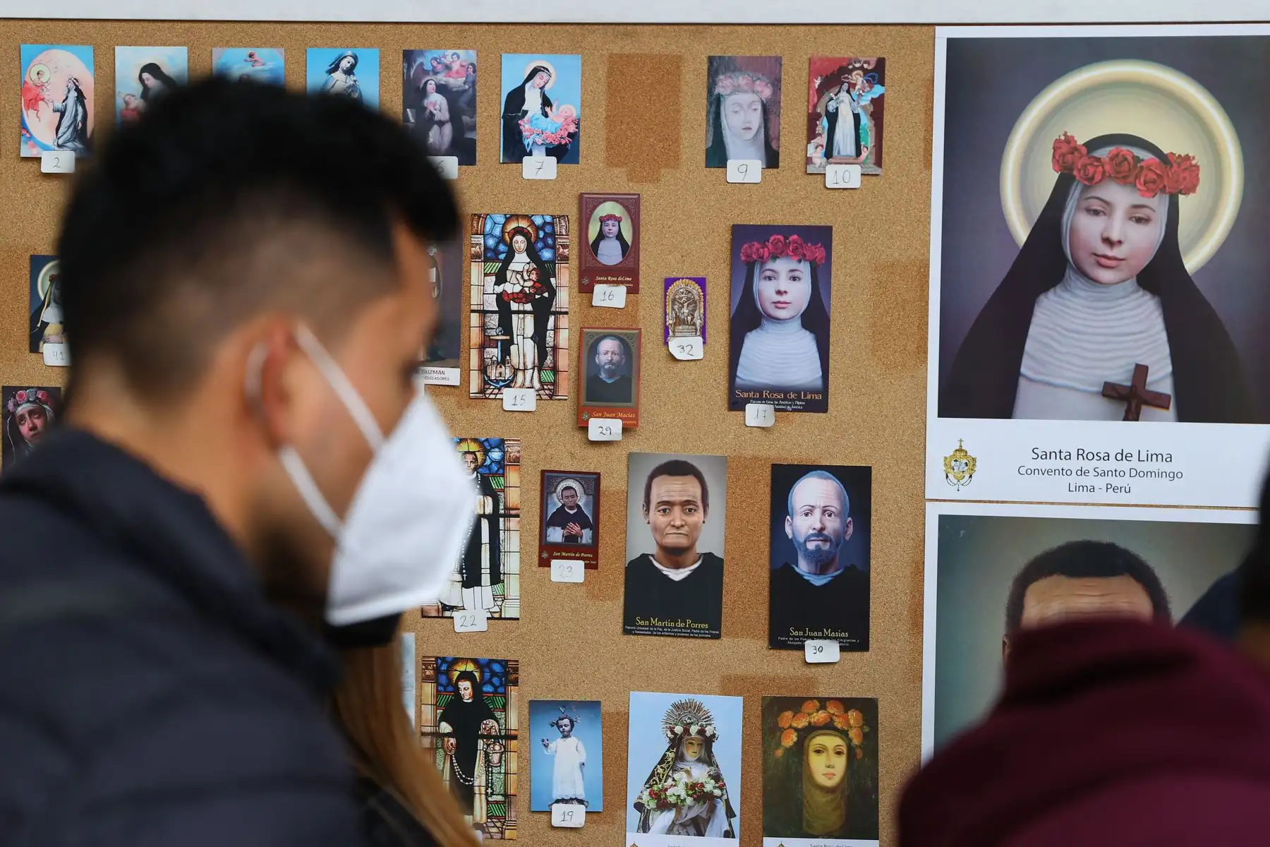 Por protocolos de bioseguridad, las personas deberán acudir con mascarilla, carné de vacunación y DNI. Para evitar aglomeraciones, lo mejor será ir una persona por familia.
Foto: ANDINA/ Andrés Valle