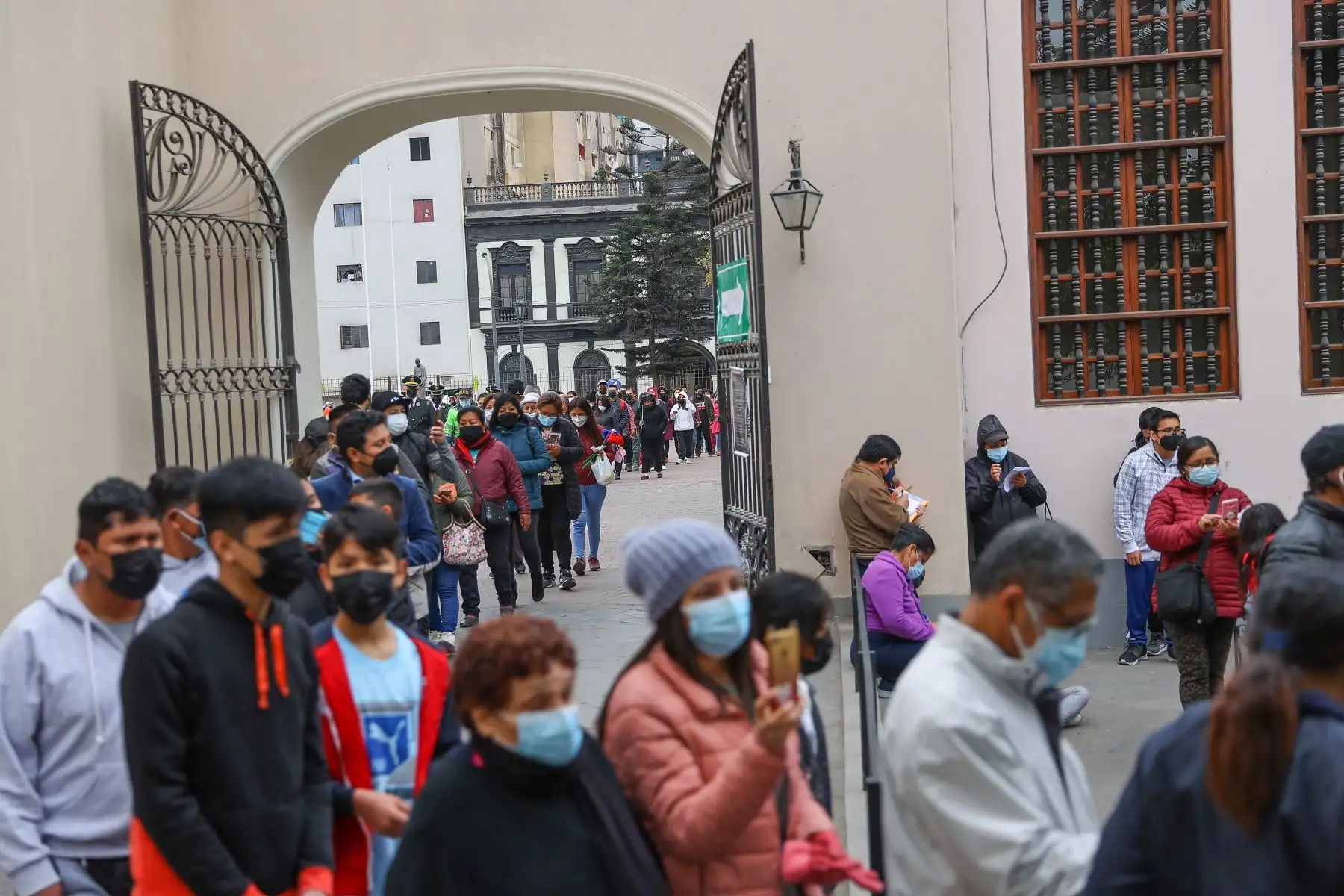 Por protocolos de bioseguridad, las personas deberán acudir con mascarilla, carné de vacunación y DNI. Para evitar aglomeraciones, lo mejor será ir una persona por familia.
Foto: ANDINA/ Andrés Valle
