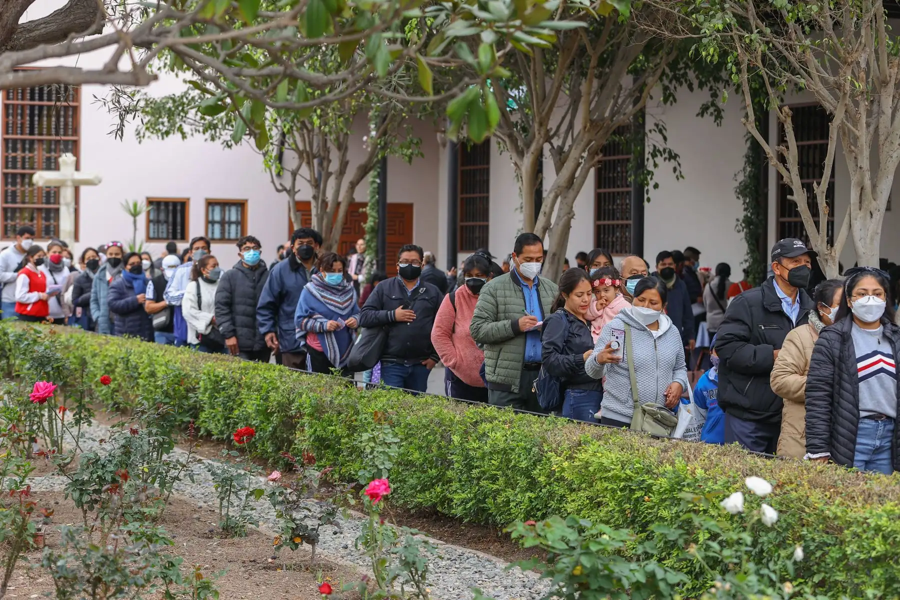 Por protocolos de bioseguridad, las personas deberán acudir con mascarilla, carné de vacunación y DNI. Para evitar aglomeraciones, lo mejor será ir una persona por familia.
Foto: ANDINA/ Andrés Valle