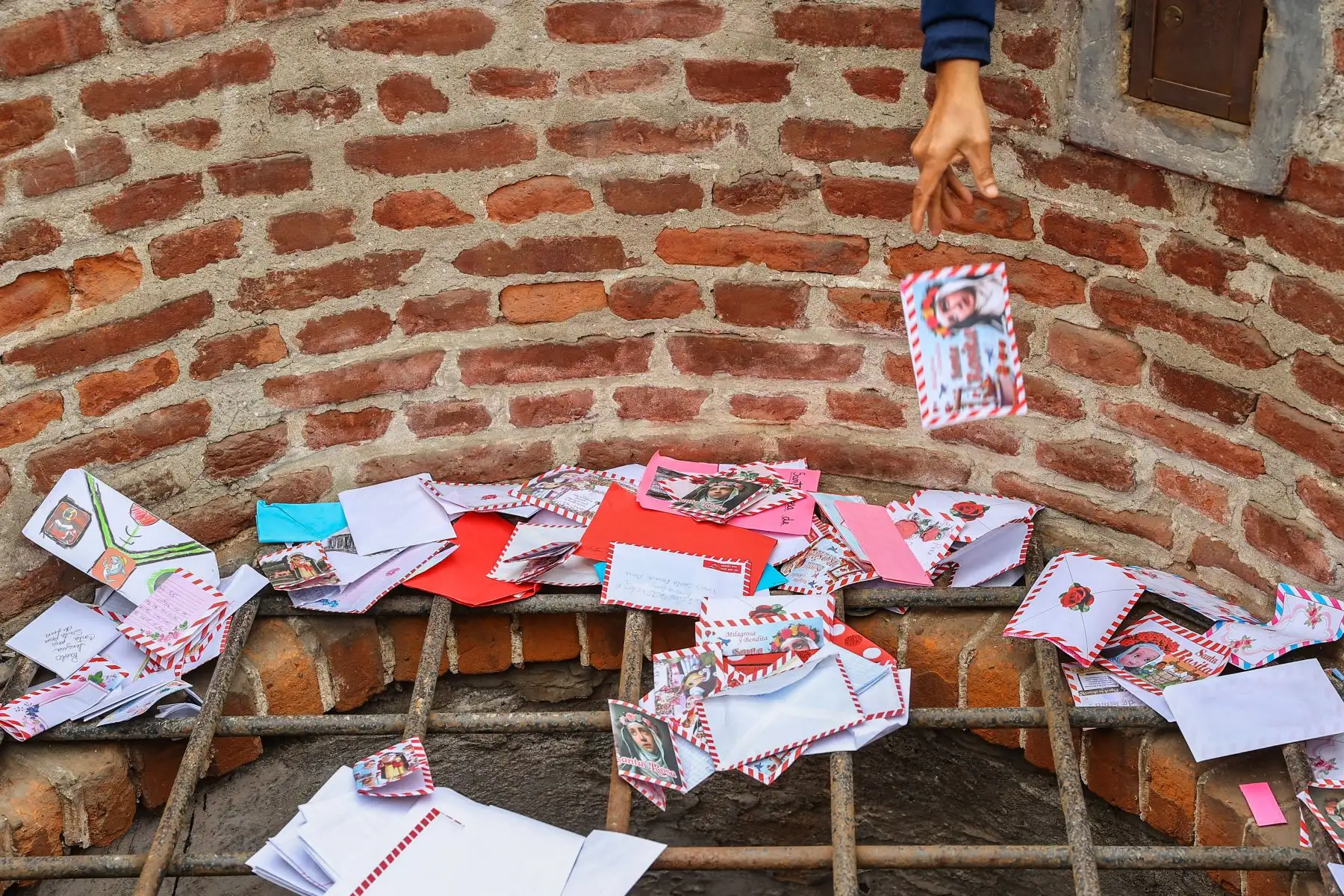 Las cartas llevan en su interior oraciones, así como compromisos de fe, también peticiones para que los ayude a afrontar enfermedades, entre otros.
Foto: ANDINA/ Andrés Valle