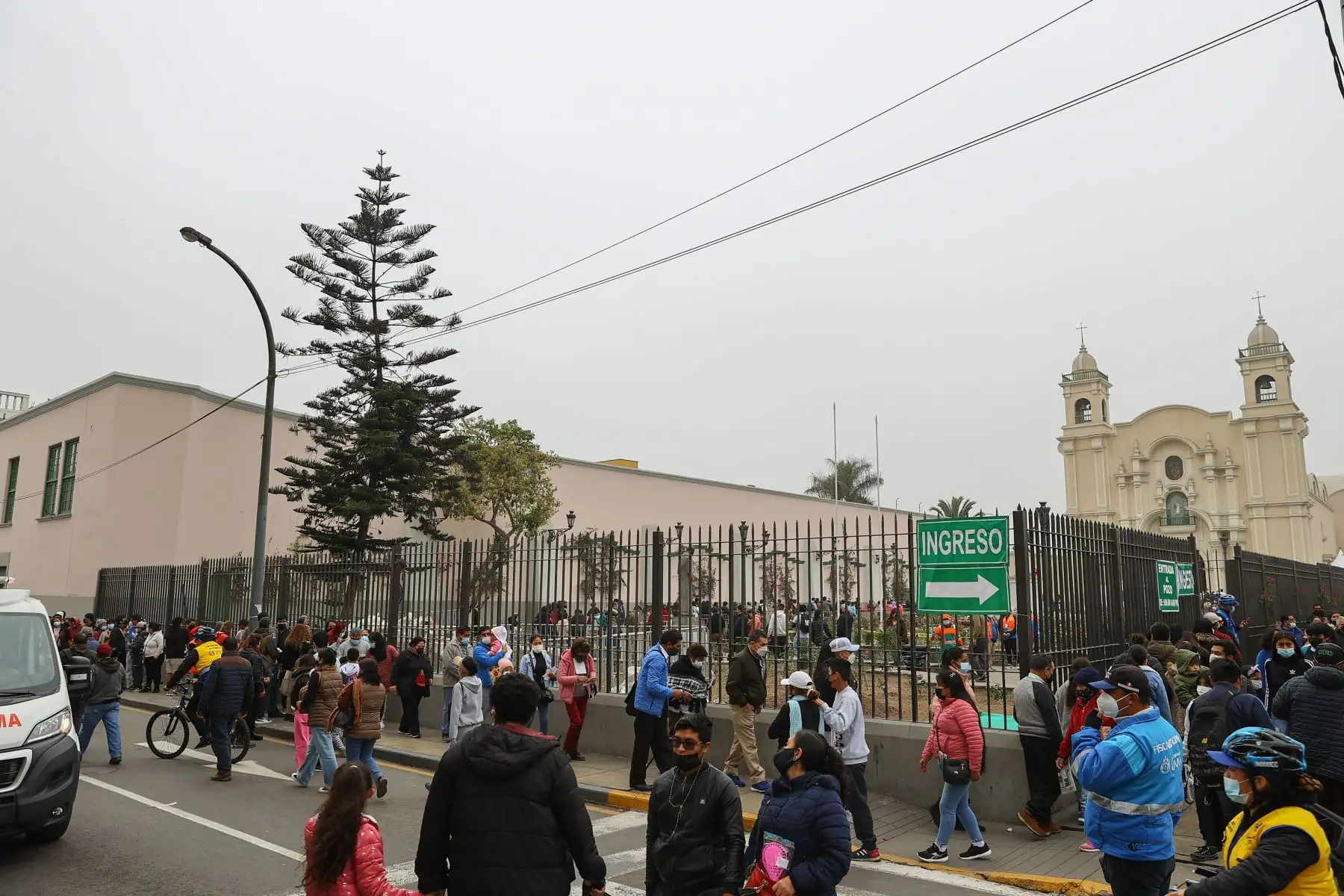 Cada 30 de agosto se conmemora el Día de Santa Rosa de Lima, y miles de devotos acuden desde tempranas horas al santuario de la santa limeña, ubicado en la avenida Tacna.
Foto: ANDINA/Andrés Valle