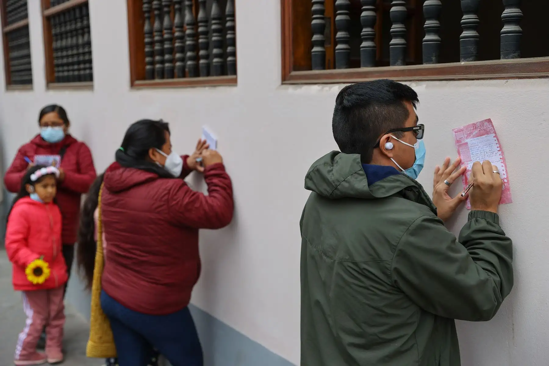 Cada 30 de agosto se conmemora el Día de Santa Rosa de Lima, y miles de devotos acuden desde tempranas horas al santuario de la santa limeña, ubicado en la avenida Tacna.
Foto: ANDINA/Andrés Valle
