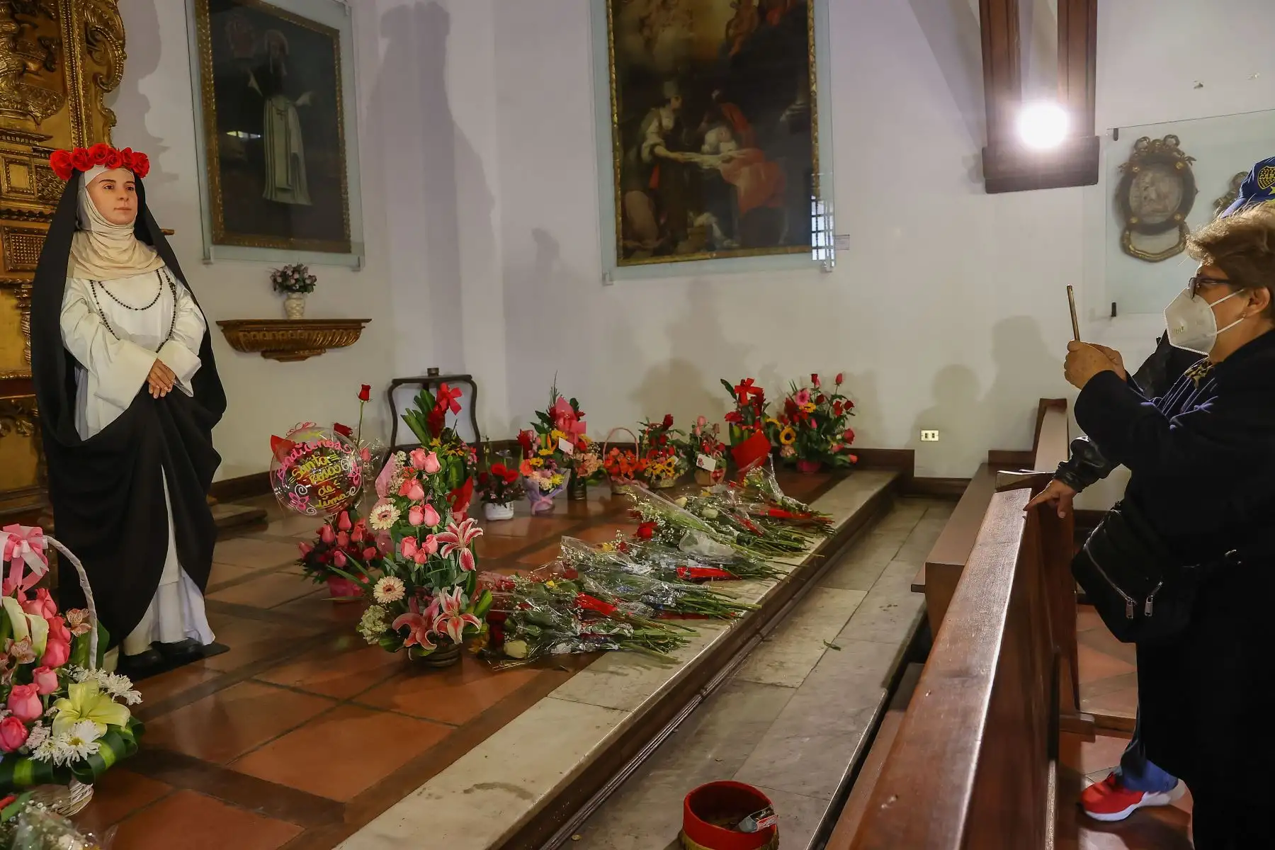 Santa Rosa de Lima acostumbraba a hacer penitencias por el pecado del prójimo. Uno de esas penitencias fue colocarse una cadena en la cintura para flagelarse y lanzar las llaves del candado hacia el pozo. En ese lugar, oraría todas las noches para pedir por los pecadores.
Foto: ANDINA/ Andrés Valle
