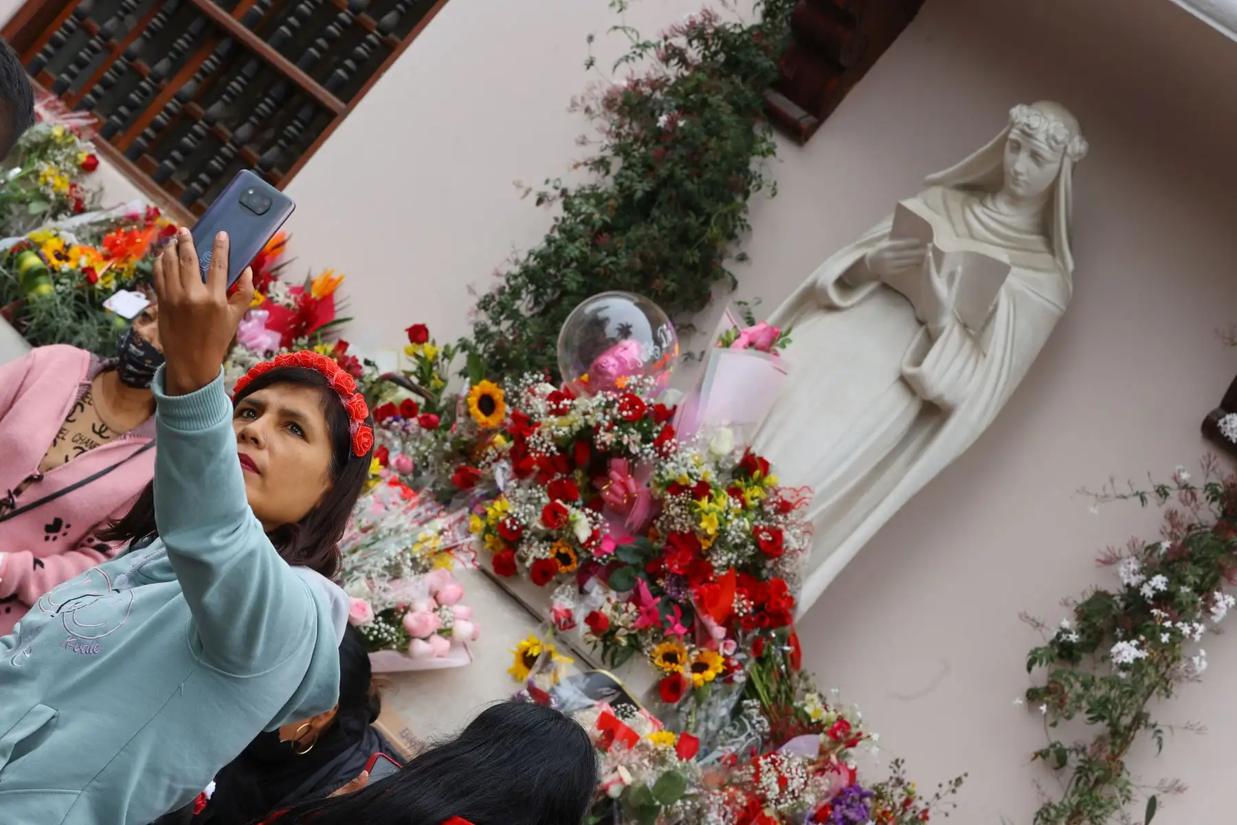 Santa Rosa de Lima acostumbraba a hacer penitencias por el pecado del prójimo. Uno de esas penitencias fue colocarse una cadena en la cintura para flagelarse y lanzar las llaves del candado hacia el pozo. En ese lugar, oraría todas las noches para pedir por los pecadores.
Foto: ANDINA/ Andrés Valle
