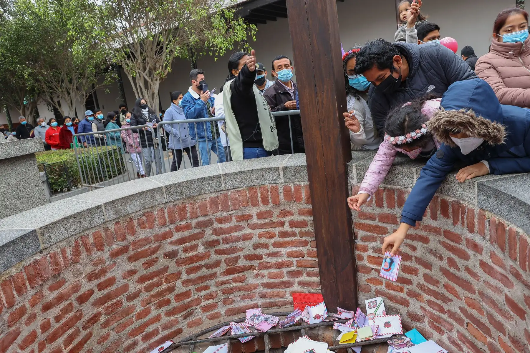 Después de su muerte, sus fieles seguidores empezaron la tradición de escribirle cartas expresando sus deseos, tanto espirituales como materiales, para lanzarlos dentro del pozo, esperando su ayuda.
Foto: ANDINA/ Andrés Valle