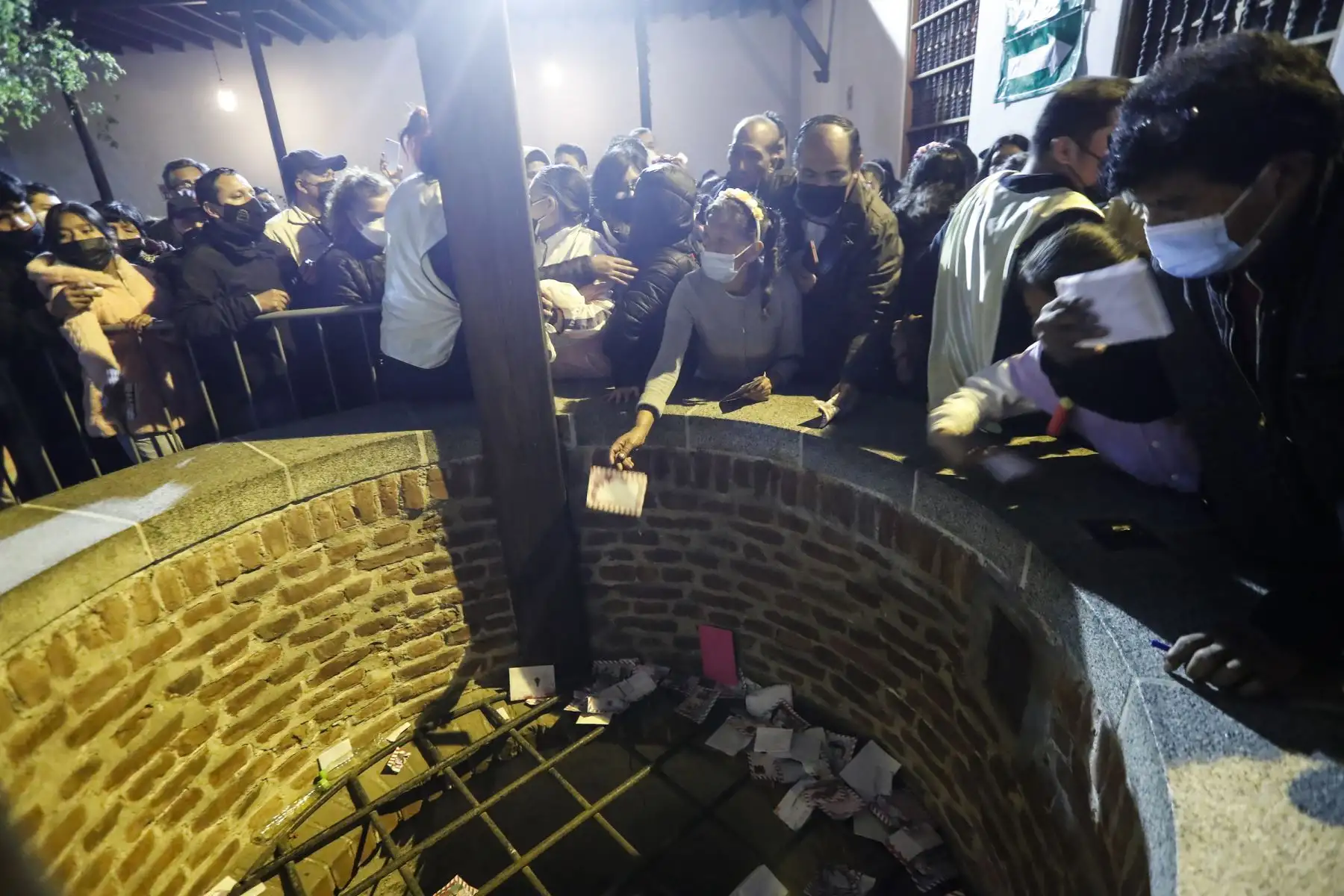 Cientos de fieles llegaron al Santuario de Santa Rosa de Lima y acompañaron la imagen de la Patrona de las Américas por la avenida Tacna, en el Centro de Lima.
Foto: ANDINA/Renato Pajuelo