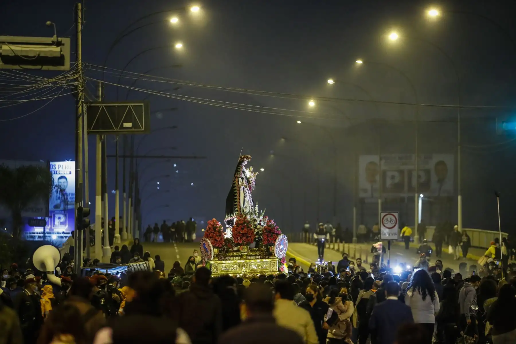 Cientos de fieles llegaron al Santuario de Santa Rosa de Lima y acompañaron la imagen de la Patrona de las Américas por la avenida Tacna, en el Centro de Lima.
Foto: ANDINA/Renato Pajuelo