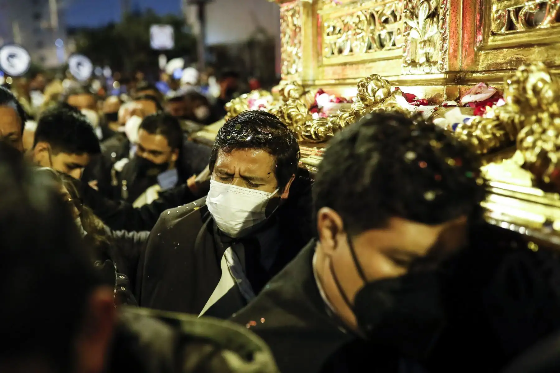 Cientos de fieles llegaron al Santuario de Santa Rosa de Lima y acompañaron la imagen de la Patrona de las Américas por la avenida Tacna, en el Centro de Lima.
Foto: ANDINA/Renato Pajuelo