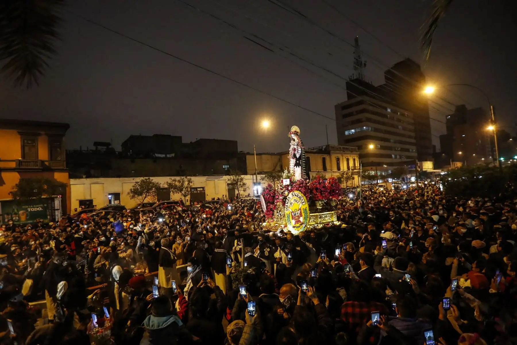 Cientos de fieles llegaron al Santuario de Santa Rosa de Lima y acompañaron la imagen de la Patrona de las Américas por la avenida Tacna, en el Centro de Lima.
Foto: ANDINA/Renato Pajuelo