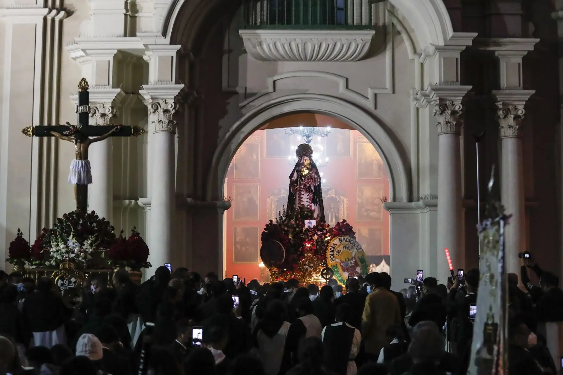 Cientos de fieles llegaron al Santuario de Santa Rosa de Lima y acompañaron la imagen de la Patrona de las Américas por la avenida Tacna, en el Centro de Lima.
Foto: ANDINA/Renato Pajuelo