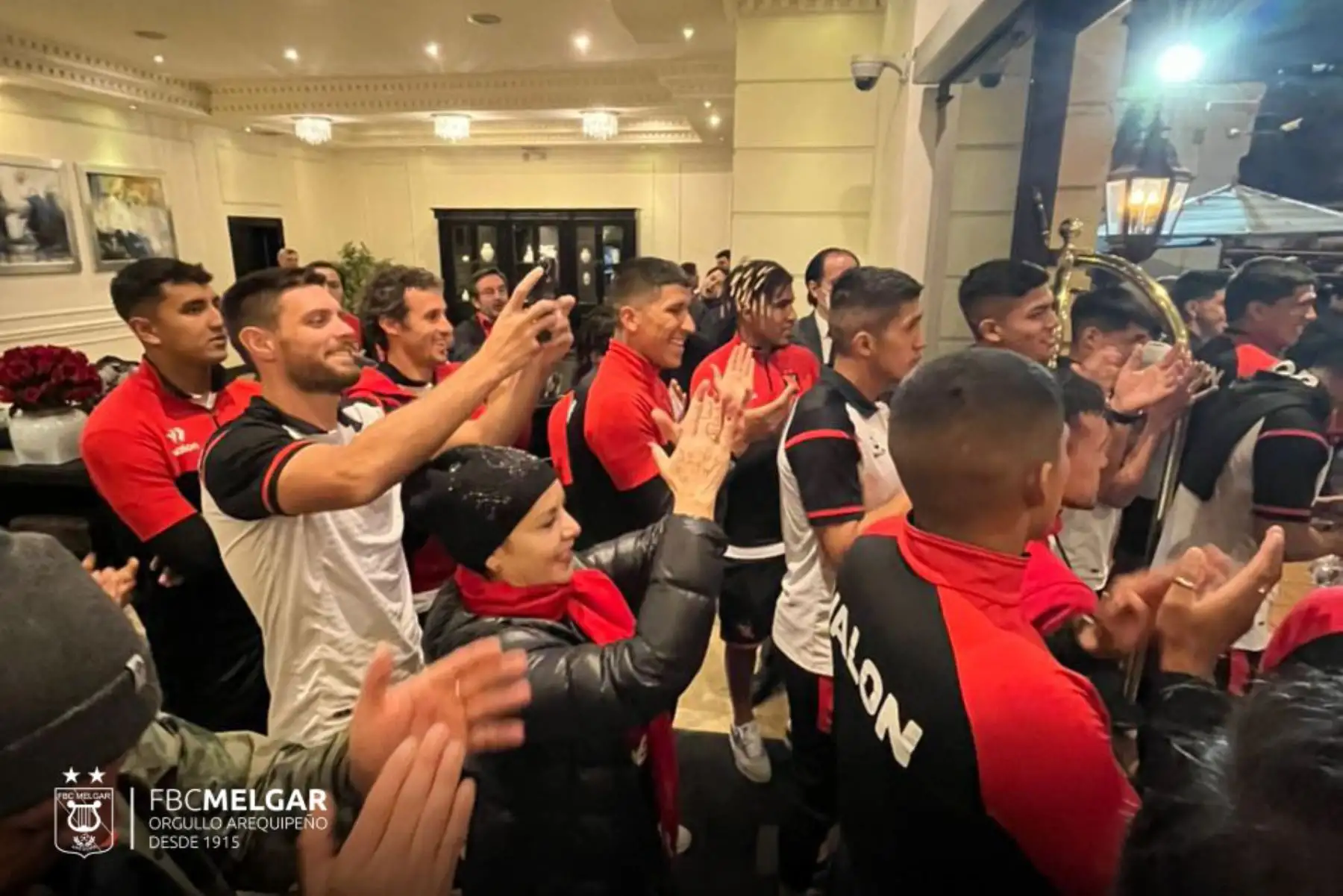 Hinchas de FBC Melgar reciben a los jugadores en los exteriores del hotel,  previo al partido donde enfrentará al Independiente del Valle por la semifinal de ida de Copa Sudamericana 2022 en Ecuador..
Foto: @MelgarOficial