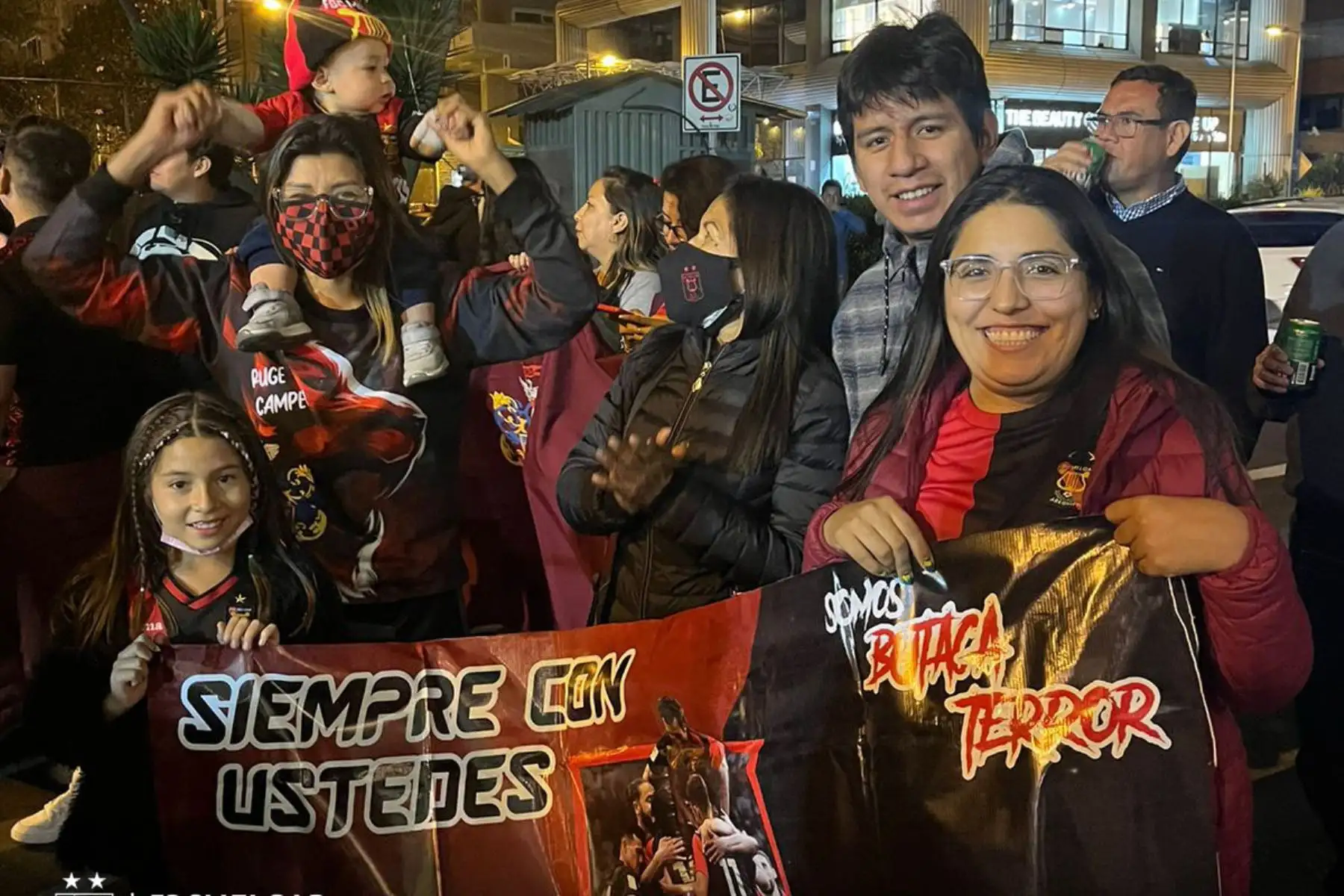 Hinchas de FBC Melgar reciben a los jugadores en los exteriores del hotel,  previo al partido donde enfrentará al Independiente del Valle por la semifinal de ida de Copa Sudamericana 2022 en Ecuador..
Foto: @MelgarOficial