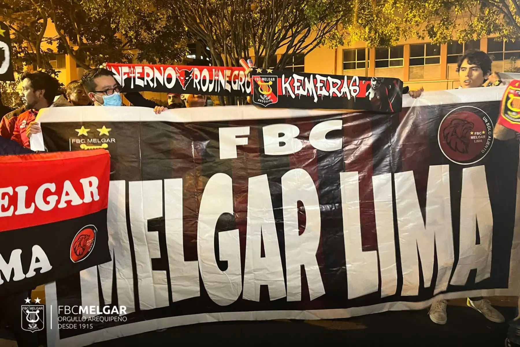 Hinchas de FBC Melgar reciben a los jugadores en los exteriores del hotel,  previo al partido donde enfrentará al Independiente del Valle por la semifinal de ida de Copa Sudamericana 2022 en Ecuador..
Foto: @MelgarOficial