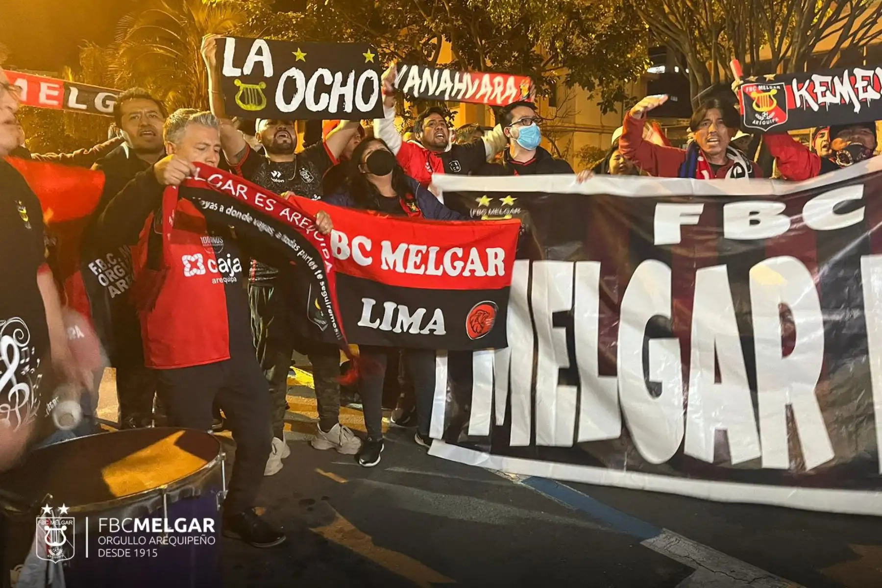 Hinchas de FBC Melgar reciben a los jugadores en los exteriores del hotel,  previo al partido donde enfrentará al Independiente del Valle por la semifinal de ida de Copa Sudamericana 2022 en Ecuador..
Foto: @MelgarOficial