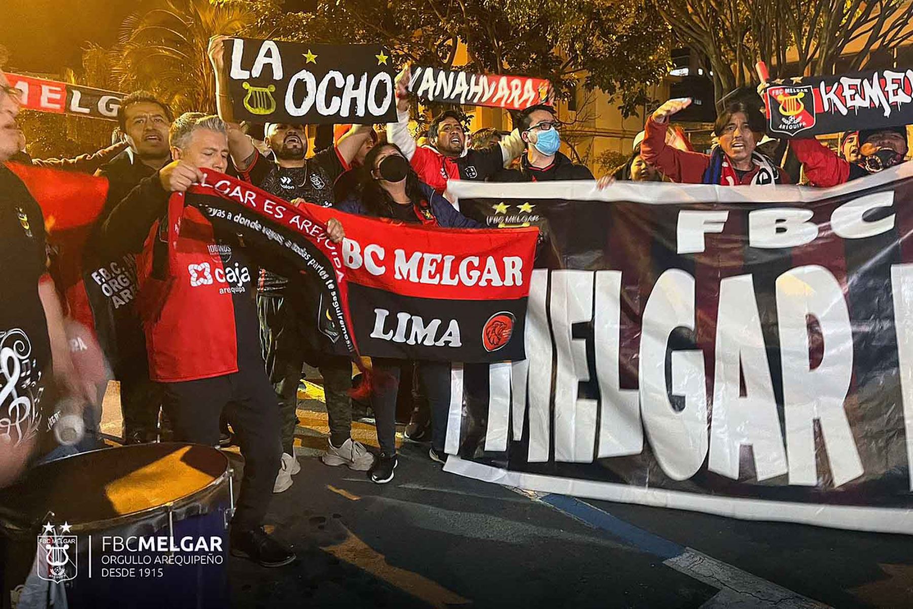 Melgar no está solo: Hinchas protagonizaron un banderazo, al mismo estilo de la Mejor Hinchada del Mundo. Foto: Club Melgar FC