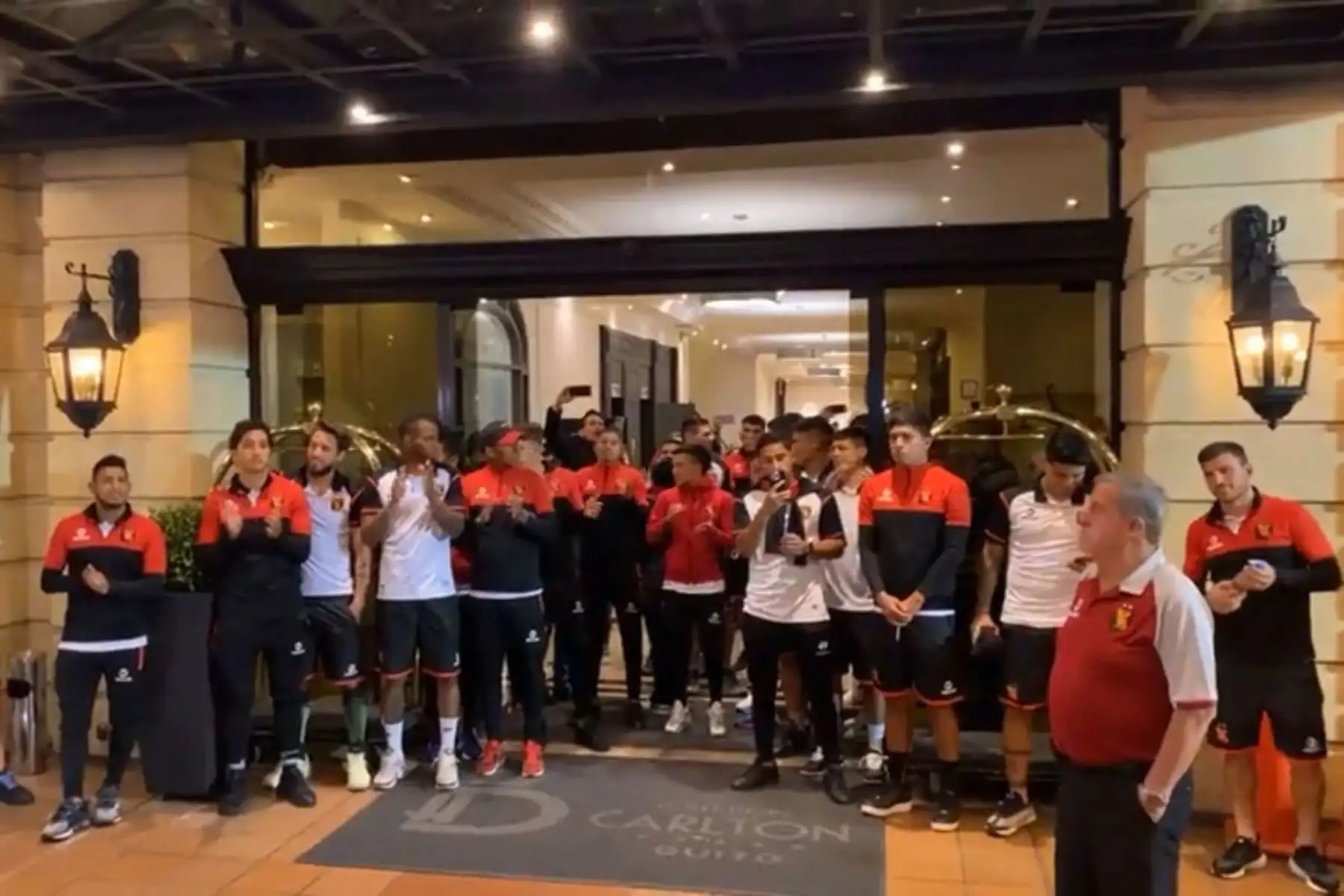 Hinchas de FBC Melgar reciben a los jugadores en los exteriores del hotel,  previo al partido donde enfrentará al Independiente del Valle por la semifinal de ida de Copa Sudamericana 2022 en Ecuador..
Foto: @FBCMelgarUSA