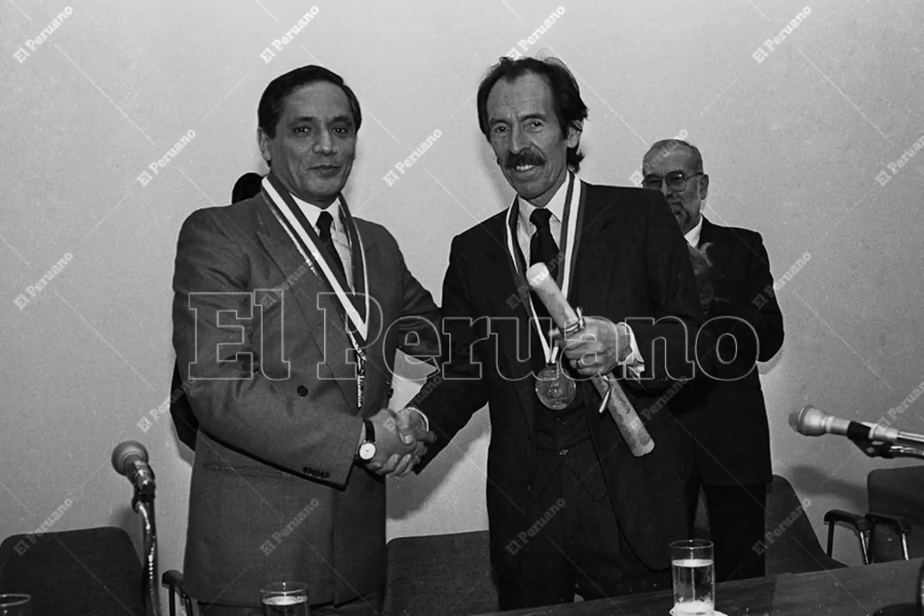 Lima - 8 setiembre 1994 / El decano del Colegio de Economistas del Perú, Jorge Gonzales Izquierdo, condecoró al escritor y maestro de las letras peruanas Julio Ramón Ribeyro. Foto: Archivo Histórico de El Peruano