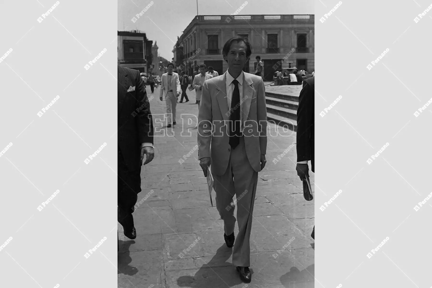 Lima - 2 abril 1987/ El escritor Julio Ramón Ribeyro en momentos en que se retira de Palacio de Gobierno donde acompañó al director general de la Unesco en su reunión con el presidente de la República. 
Foto: Archivo Histórico de El Peruano / Víctor Palomino