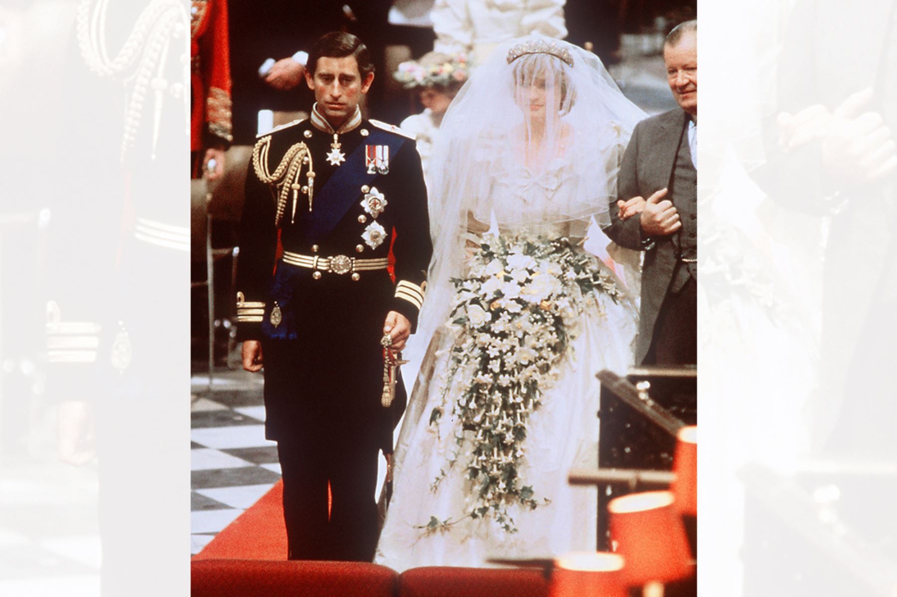 Fotografía  tomada el 29 de julio de 1981 muestra al príncipe Carlos de Gran Bretaña y Lady Diana, princesa de Gales, el día de su boda en la Catedral de San Pablo en Londres. 
Foto: AFP