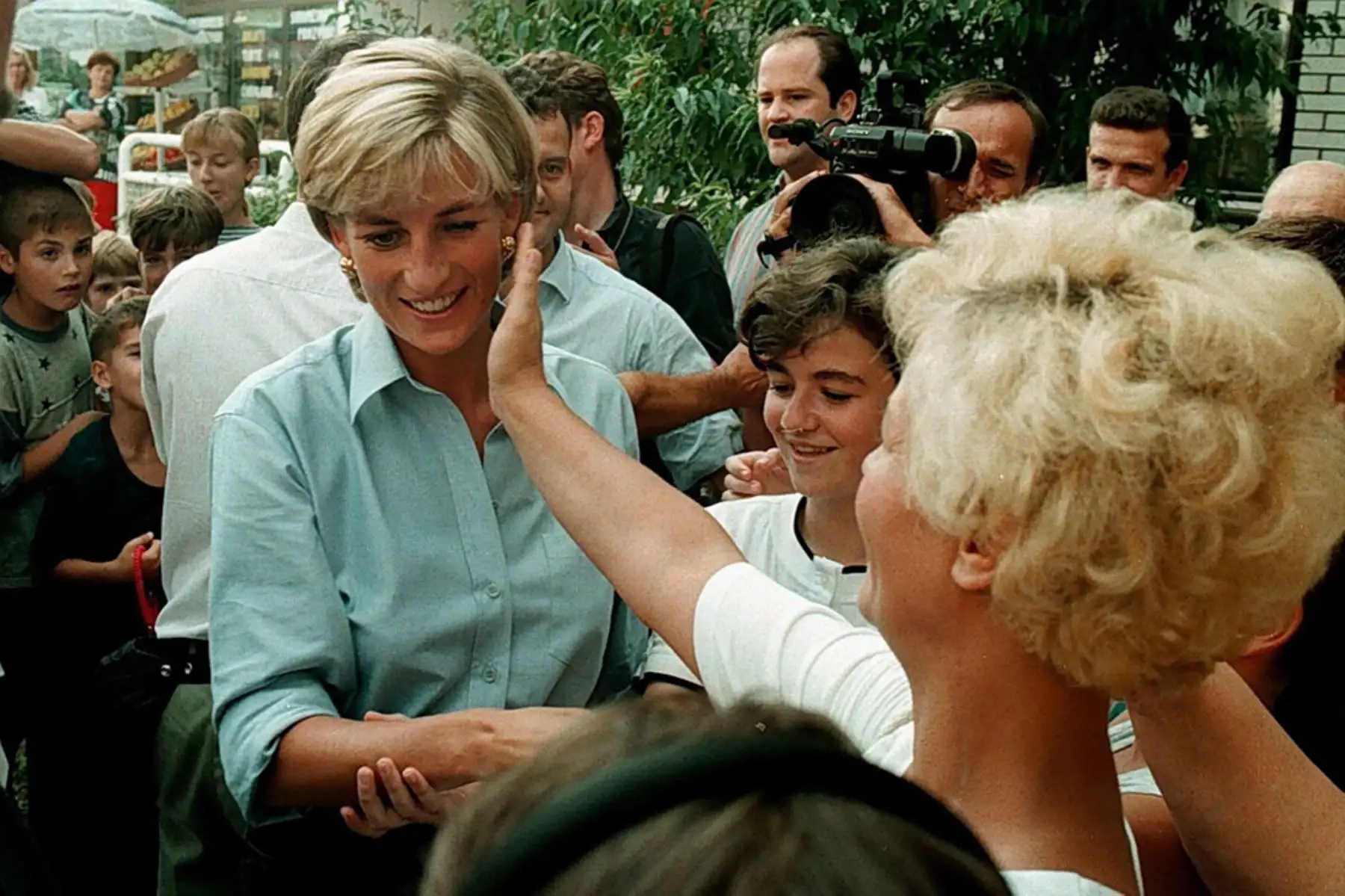 La princesa Diana de Gales durante su visita a la localidad bosnia de Tuzla el 8 de agosto de 1997. 
Foto: EFE